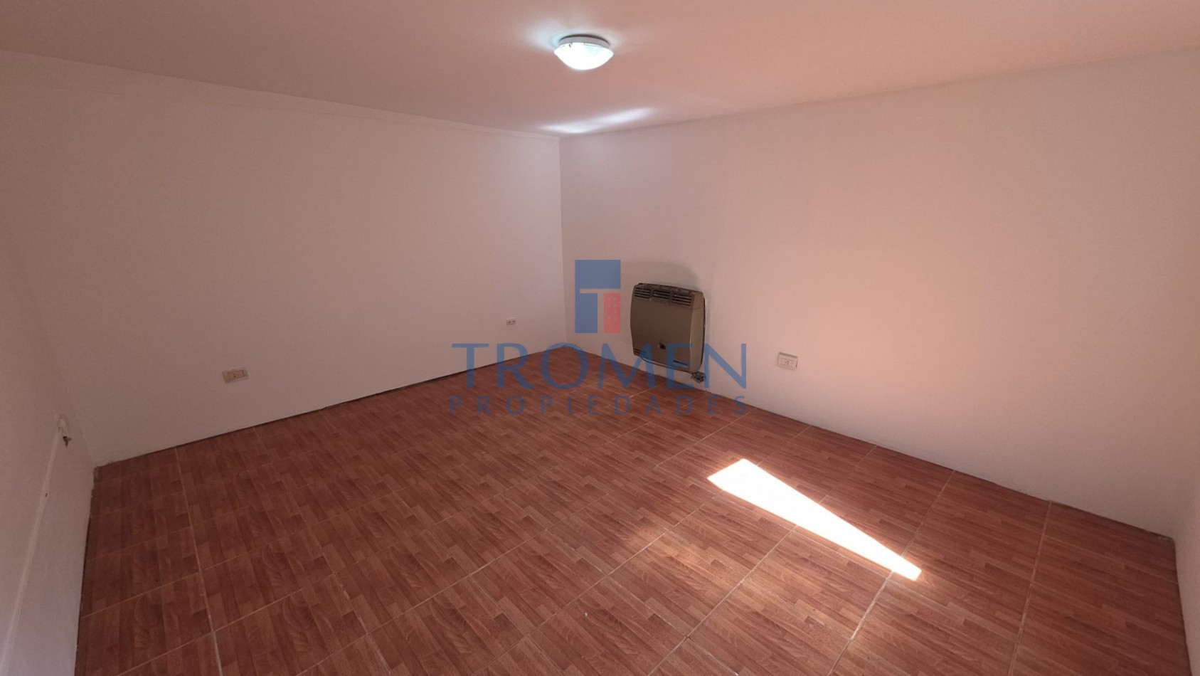 Casa de 2 dorm. A 1 cuadra de Esandi