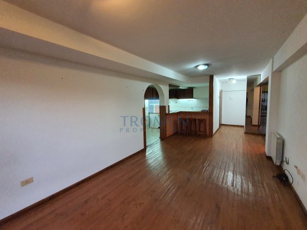OPORTUNIDAD Excelente Departamento en zona comercial. 2 Dorm.