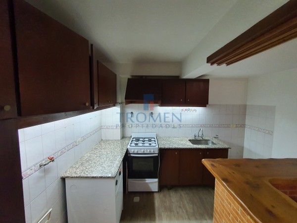 OPORTUNIDAD Excelente Departamento en zona comercial. 2 Dorm.