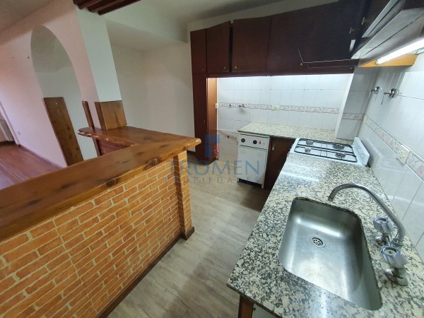 OPORTUNIDAD Excelente Departamento en zona comercial. 2 Dorm.