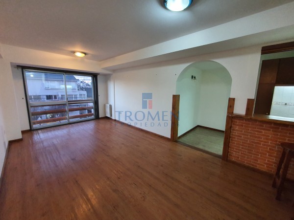 OPORTUNIDAD Excelente Departamento en zona comercial. 2 Dorm.