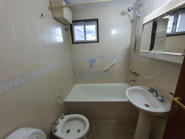 OPORTUNIDAD Excelente Departamento en zona comercial. 2 Dorm.