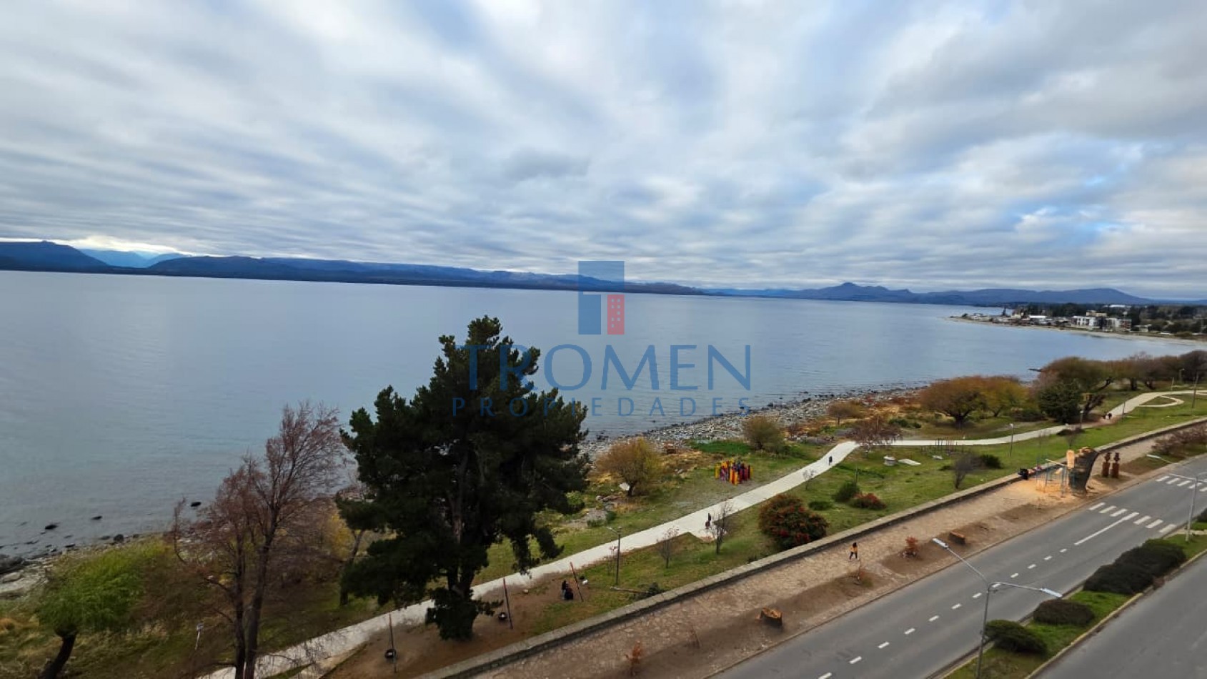 DEPARTAMENTO CON VISTA PLENA AL LAGO
