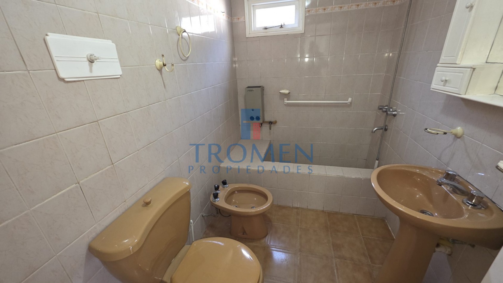 Casa de 2 dorm. A 1 cuadra de Esandi