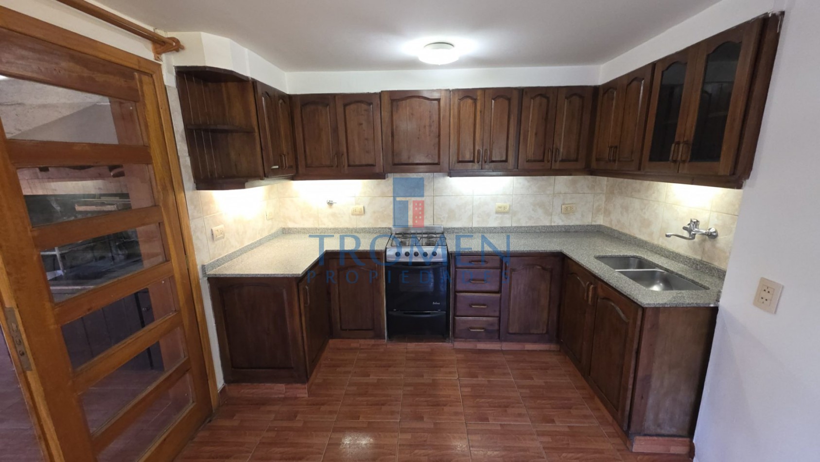 Casa de 2 dorm. A 1 cuadra de Esandi